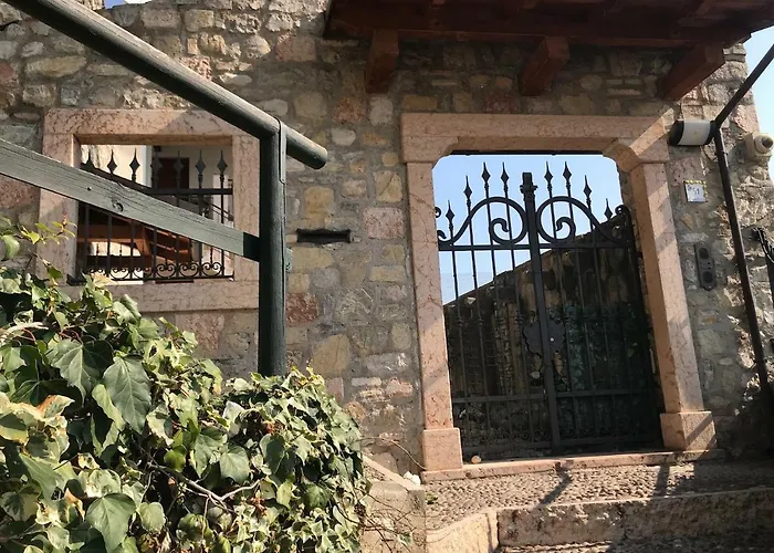 Castello Βίλα *